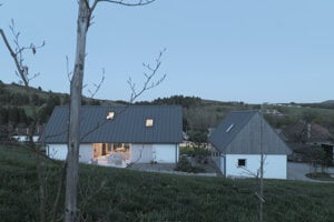 Koncept modernej stavby bol inšpirovaný danou lokalitou a jej tradičnou architektúrou.