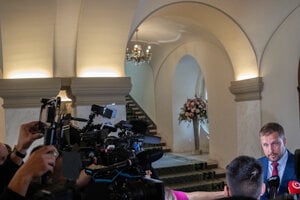 Minister zdravotníctva Kamil Šaško odpovedá na otázky novinárov pred rokovaním vlády.