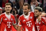 Útočník Bayernu Mníchov Harry Kane (v strede) sa teší z gólu so svojimi spoluhráčmi. 