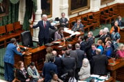 Texaskí senátori hlasovali po viac ako osemhodinovej debate.