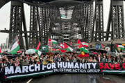 Tisíce propalestínskych demonštrantov pochodujú cez most v austrálskom Sydney.