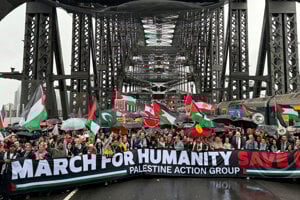 Tisíce propalestínskych demonštrantov pochodujú cez most v austrálskom Sydney.