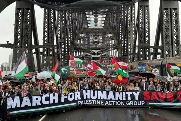 Tisíce propalestínskych demonštrantov pochodujú cez most v austrálskom Sydney.