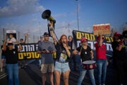 Aktivisti blokujú diaľnicu počas protestu, na ktorom požadujú okamžité prepustenie rukojemníkov držaných Hamasom a vyzývajú izraelskú vládu, aby zrušila svoje rozhodnutie o prevzatí mesta Gaza.