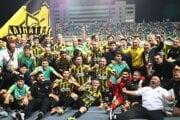 Futbalisti Kajratu Almaty oslavujú postup do ligovej fázy Ligy majstrov po vyradení Celticu Glasgow.