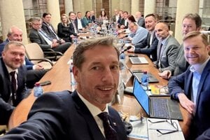 Predseda KDH Milan Majerský, v pozadí členovia KDH