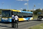Pri zrážke sa zranili dve osoby.