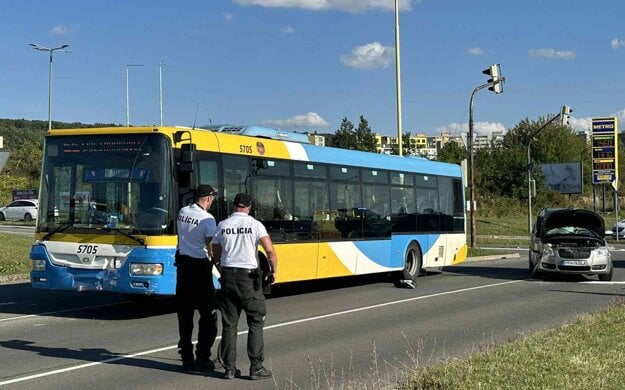Pri zrážke sa zranili dve osoby. (zdroj: LTS)