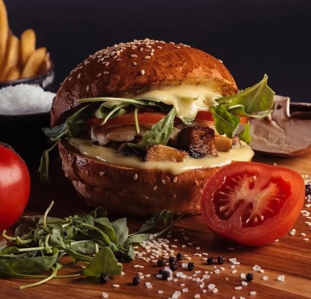 Grilované portobello, kozí syr, žemľa a paradajka. (zdroj: Web/Grange)