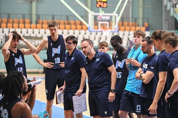Basketbalisti Nitry sa v nekompletnej zostave v piatok predstavili v Pécsi. 