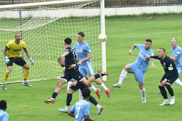 Šaľania (v modrom) zdolali Gabčíkovo 3:2. 