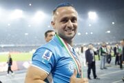 Stanislav Lobotka oslavuje zisk titulu s Neapolom.