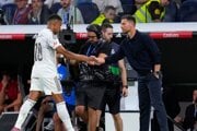 Xabi Alonso podáva ruku Kylianovi Mbappému.