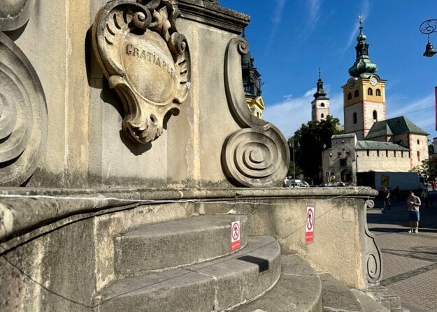 Magistrát verejnosť žiada, aby do ohradenej časti schodiska, ktoré je súčasťou Mariánskeho stĺpa, nevstupovala. (zdroj: Mesto Banská Bystrica)