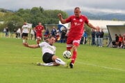 Maroš Bednár (v červenom) dal vedúci gól Trstenej, ale v druhom polčase aj zahodil jedenástku.