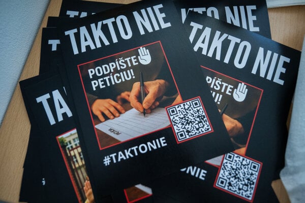 Propagačné letáky kampane TAKTO NIE počas tlačovej konferencie na tému Oficiálne vyhlásenie Asociácie súkromných škôl a školských zariadení k spusteniu protestov a pokračovaniu kampane TAKTO NIE. 