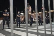 Srbská polícia dohliada na protesty v centre Belehradu.