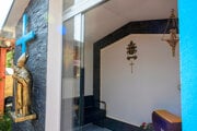 Kaplnka sv. Jána Pavla II. počas jej posviacky pri Sociálnom dome Antic v Bardejove.