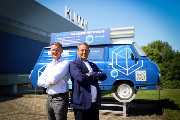Spolumajitelia firmy Klimak so Škodou 1203, s ktorou začínali podnikať. (zdroj: Lukáš Klčo)