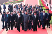 Účastníci vojenskej prehliadky v Pekingu pri príležitosti výročia ukončenia 2. svetovej vojny. Premiér Robert Fico je vzadu vpravo.
