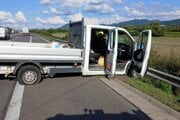 Dodávka zostala zakliesnená na ceste.