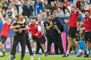 Radosť na slovenskej lavičke, tretí zľava tréner Slovenska Francesco Calzona po víťazstve 2:0 nad Nemeckom v úvodnom kvalifikačnom zápase na MS 2026 A-skupiny Slovensko - Nemecko.