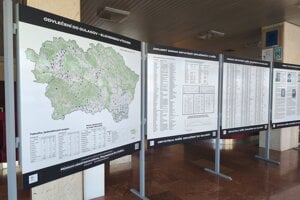Výstava obsahuje aj mapy, z ktorých dedín boli ľudia odvlečení.