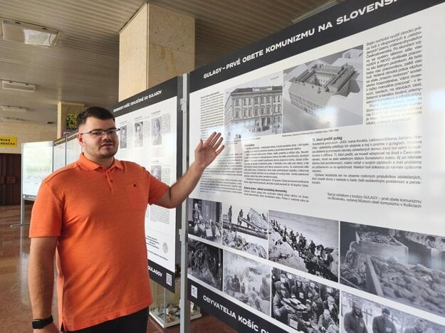 Historik Martin Klimza pri fotografiách z výstavy. (zdroj: Korzár/Elena Danková)