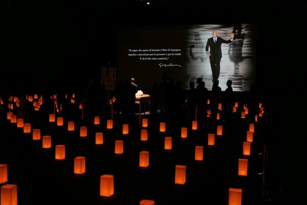 Ľudia vzdávajú úctu módnemu návrhárovi Giorgiovi Armanimu v divadle Armani/Teatro v Miláne.