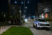 Policajti zaisťujú miesto nálezu.