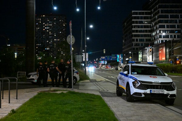 Policajti zaisťujú miesto nálezu.