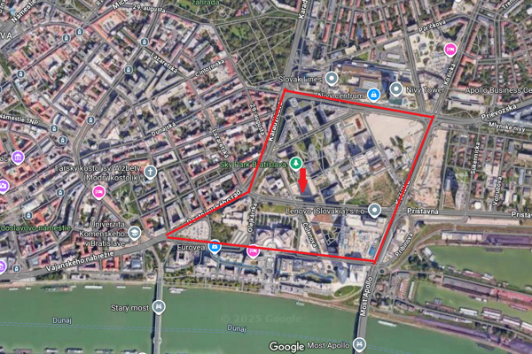 Časť centra Bratislavy (označená červenými čiarami) čaká v utorok ráno evakuácia. Červenou šípkou je znázornené miesto nálezu nevybuchnutej munície.