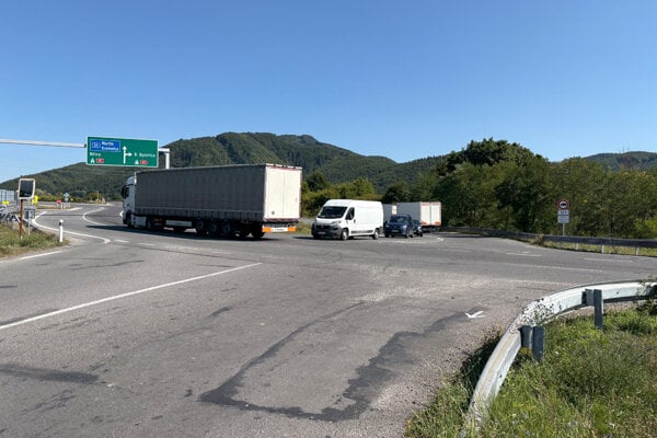 Chcú dobudovať novú komunikáciu, ktorá sprehľadní križovatku a zvýši bezpečnosť pri jej prejazde.