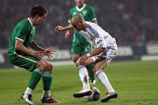 Vladimír Weiss (v bielom). Mal vtedy iba devätnásť. Zápas proti Severnému Írsku v kvalifikácii o postup na MS 2010. 