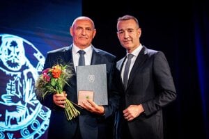 Ocenenie si prebral aj Ondrej Gajdáč.