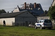 Poškodená strecha obytného domu v poľskej dedine Wyryki  po tom, ako ju zasiahli úlomky jedného z dronov, ktoré v noci na stredu narušili vzdušný priestor Poľska.