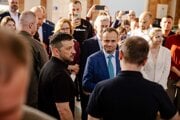 Volodymyr Zelenskyj pri otvorení 22 kilometrovej žekezničnej trate. 