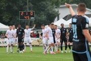 Slovan Bratislava v Trsticiach riskoval blamáž, ešte v 45. minúte prehrával 0:2. Napokon otočil a cez piatoligu v Slovnaft Cupe postúpil ďalej.