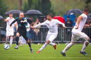 Vladimíra Weissa ml. (s loptou) v Trsticiach vybučali. Slovan Bratislava po víťazstve 4:2 postúpil do tretieho kola Slovnaft Cupu.