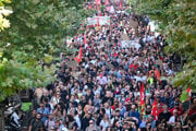 Demonštranti pochodujú počas celoštátnych protivládnych protestov.