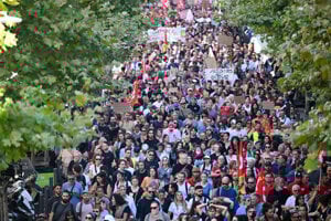 Demonštranti pochodujú počas celoštátnych protivládnych protestov.