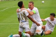 Piatoligové Trstice nad majstrom Slovenska ešte v 45. minúte vyhrávali 2:0, Slovan Bratislava však napokon otočil na 4:2 a postúpil do tretieho kola Slovnaft Cupu proti Piešťanom.