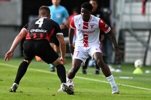 Sani Suleiman (v bielom)