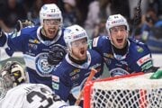 Sebastian Čederle, Jaedon Descheneau a Josh Passolt sa tešia z víťazného gólu v šiestom zápase finále play off Tipos extraligy medzi HK Nitra - HC Košice.