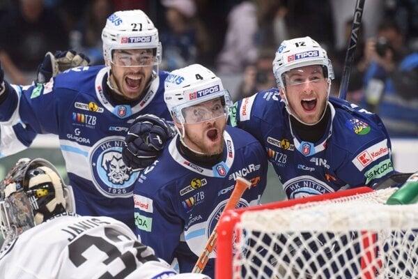 Sebastian Čederle, Jaedon Descheneau a Josh Passolt sa tešia z víťazného gólu v šiestom zápase finále play off Tipos extraligy medzi HK Nitra - HC Košice.