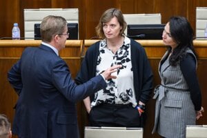 Poverený podpredseda NRSR Peter Žiga a poslankyne Lucia Plaváková a Beáta Jurík z Progresívneho Slovenska.