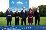 Ministri zahraničných vecí zľava Jan Lipavský (Česko), Beate Meinlová-Reisingerová (Rakúsko), Juraj Blanár (Slovensko), Tanja Fajonová (Slovinsko) a Péter Szijjártó (Maďarsko) počas stretnutia v Tomášove.