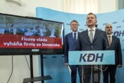 Zľava ekonomický expert KDH Jozef Hajko, podpredseda KDH Viliam Karas, poslanec NR SR a podpredseda KDH Marián Čaučík.