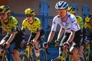 Slovenská cyklistka Viktória Chladoňová a jej kolegyne z tímu Visma-Lease a Bike.
