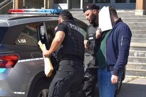 Seniori dali peniaze do koša na odpadky aj k bráne kostola. Jeden z podvodníkov je za mrežami